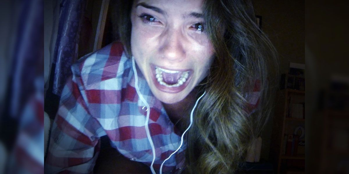 Blaire Lily em Unfriended gritando com o que está na tela do computador