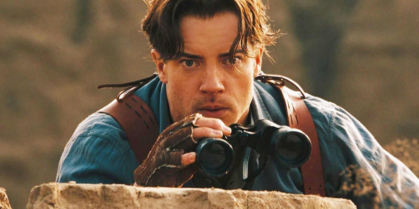 Brendan Fraser's Rick O'Connell holding a pair of binoculars in The Mummy.