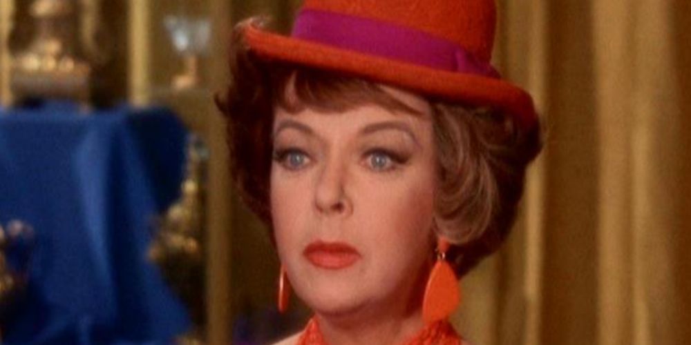 Cassandra Spellcraft steals from a store in Batman 66