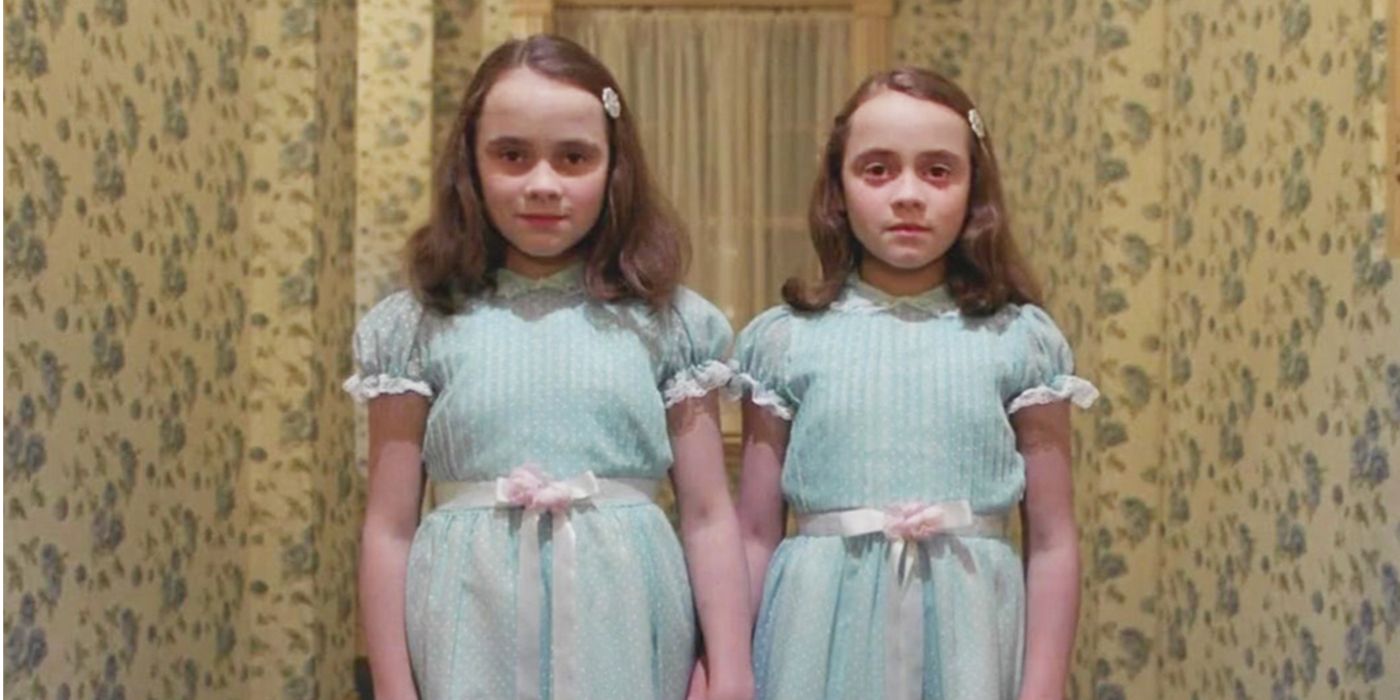 Os gêmeos Grady parecem sinistros em The Shining