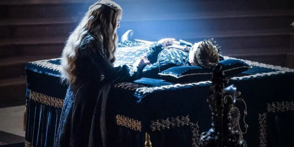 Cersei stares at a dead child in  “Breaker of Chains”