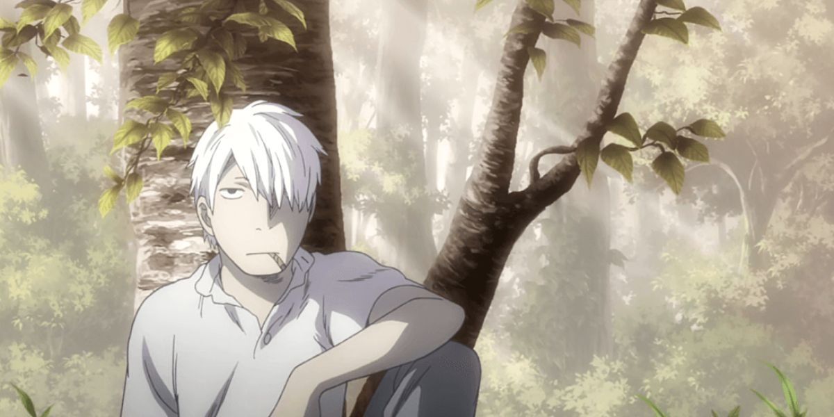 Ginko leaning against a tree while looking bored in Mushishi.