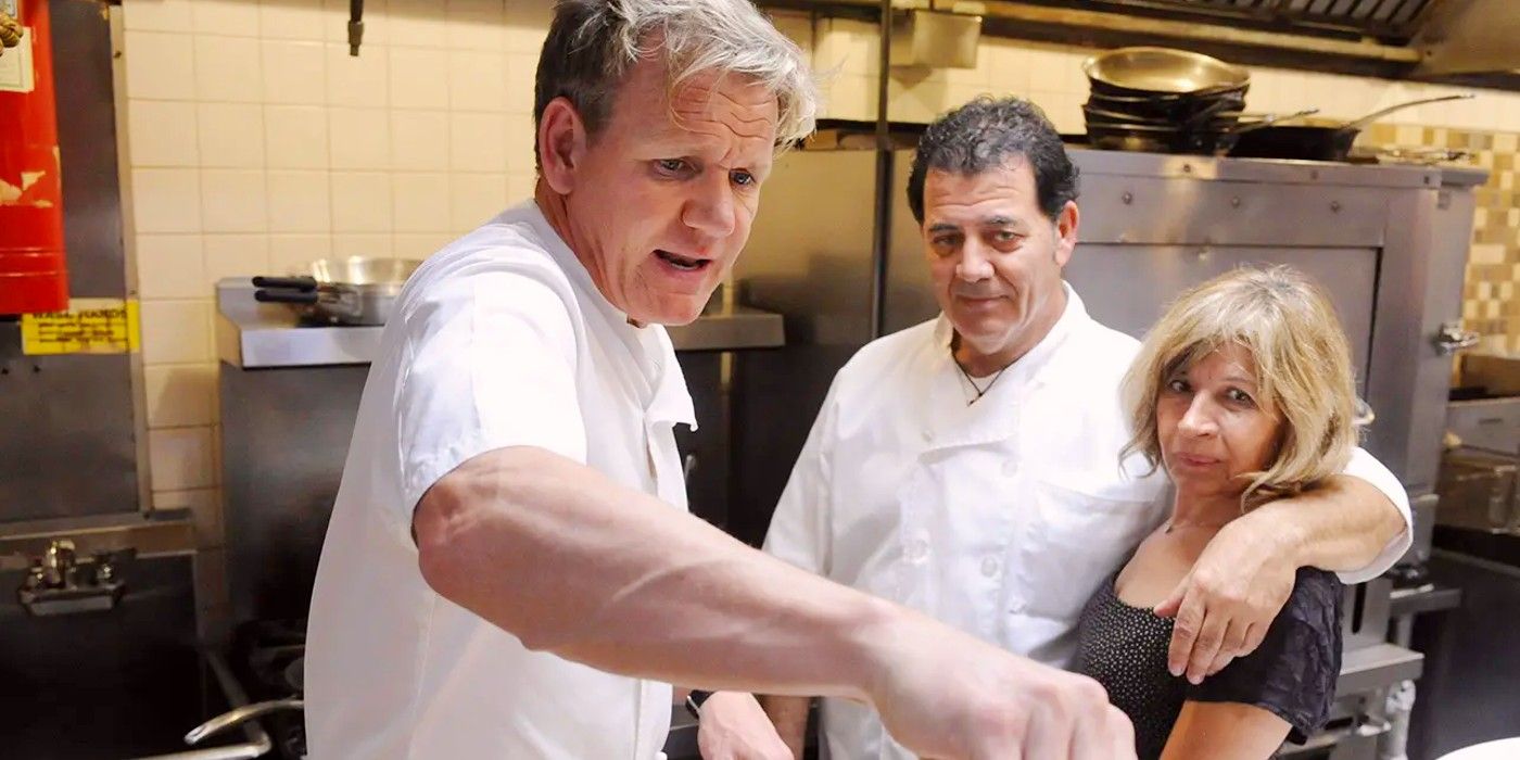 O chef profissional Gordon Ramsey cozinhando em um episódio de Kitchen Nightmares