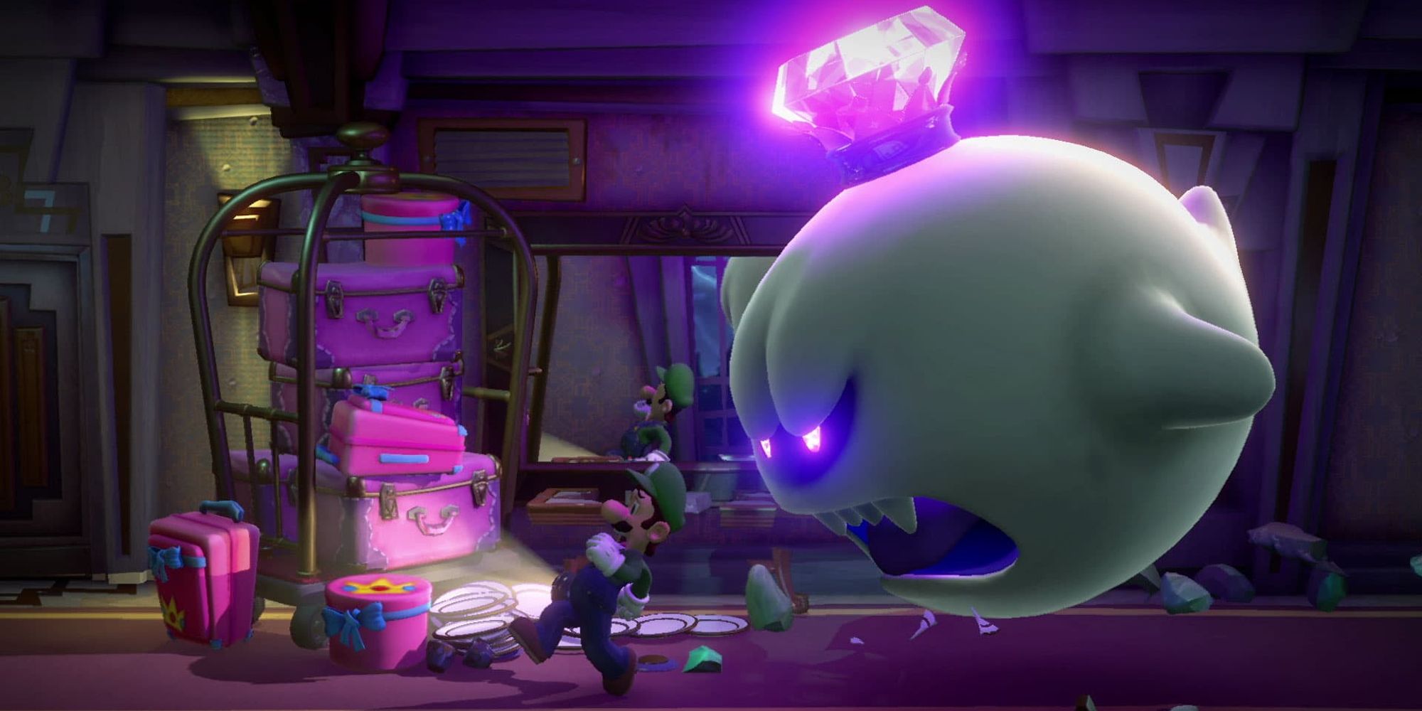 King Boo perseguindo Luigi por um corredor em Luigi's Mansion 3