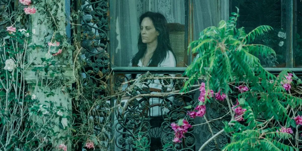 Mayfair Witches' Dierdre (Annabeth Gish) senta-se sozinho em um jardim