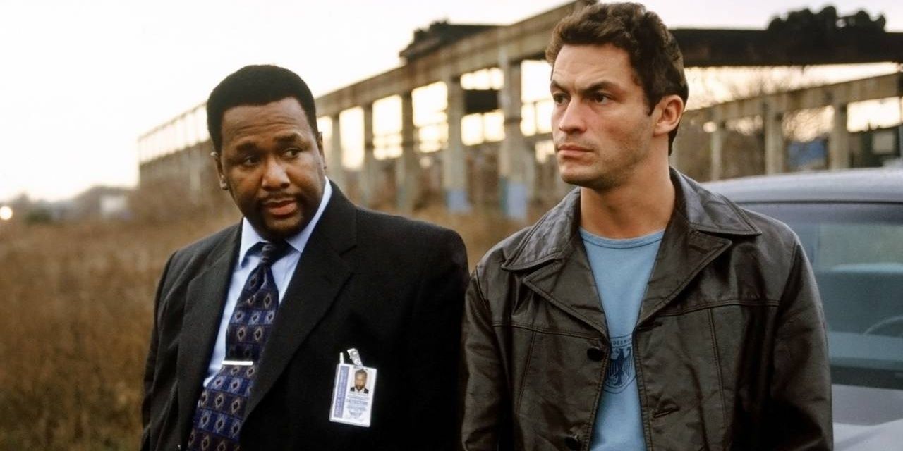 McNulty and Bunk standing by their car in The Wire 