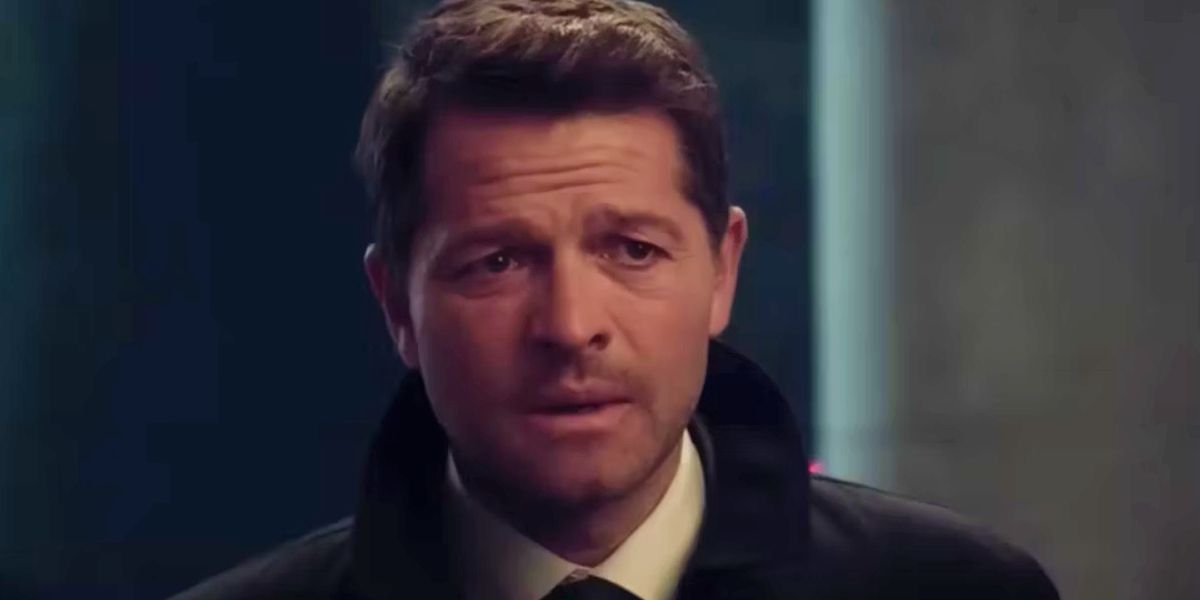 Harvey Dent, interpretado por Misha Collins, parece preocupado na série Gotham Knights.