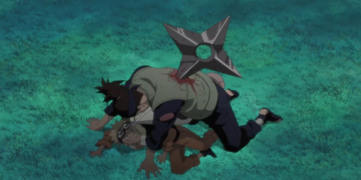 Iruka protege a Naruto del shuriken de Mizuki.