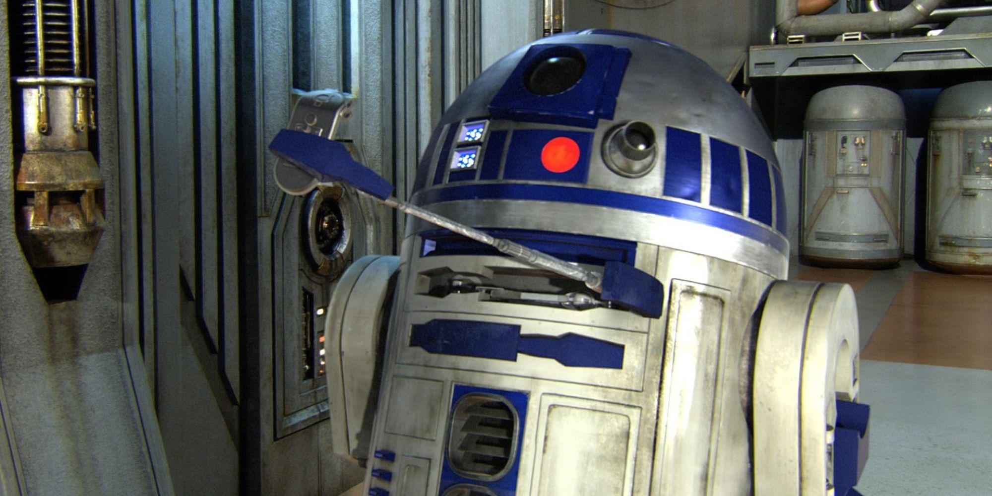 Знает ли R2-D2, что Вейдер — это Энакин?