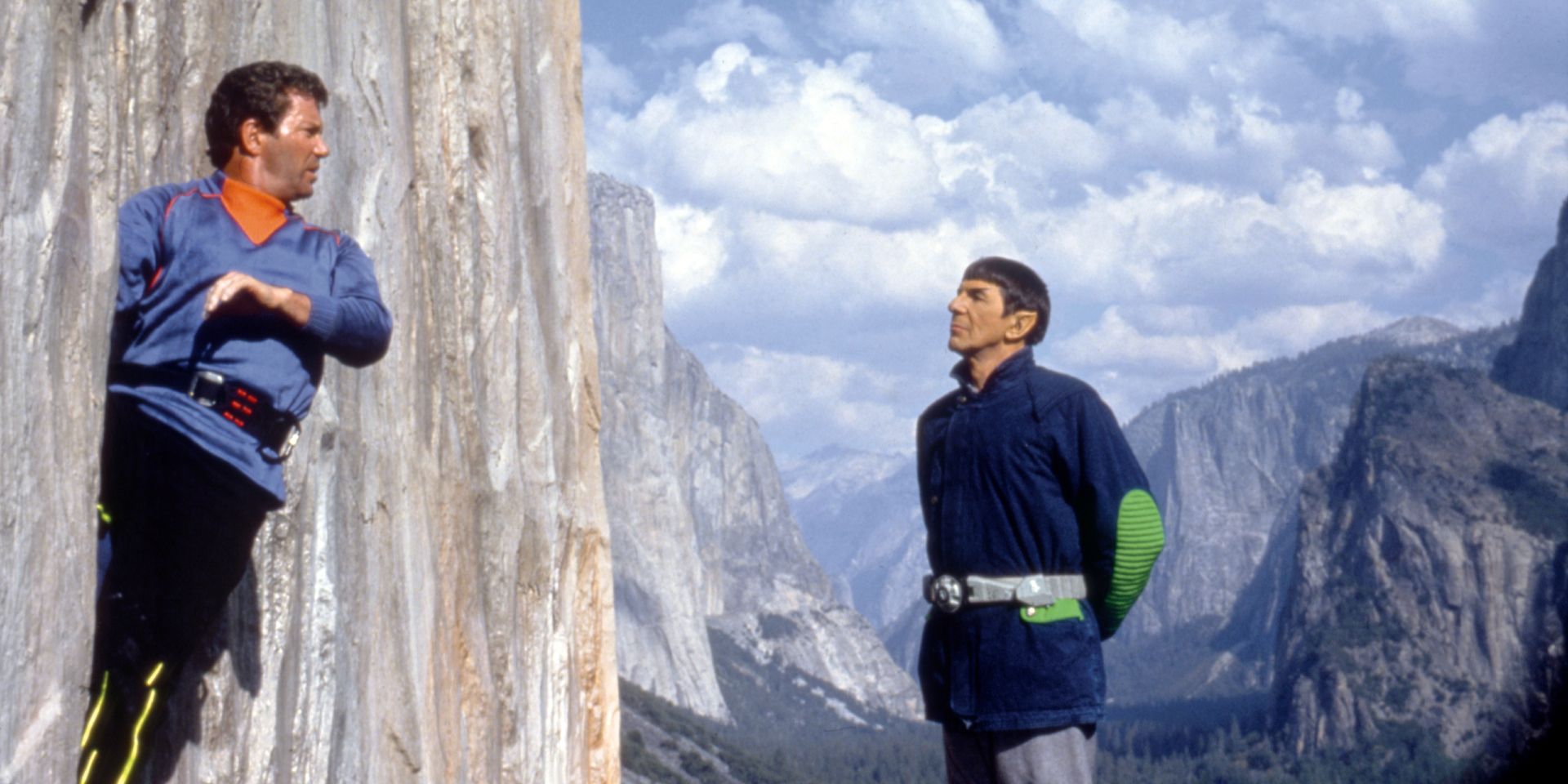 Spock e Kirk conversam em uma montanha em Star Trek V: The Final Frontier