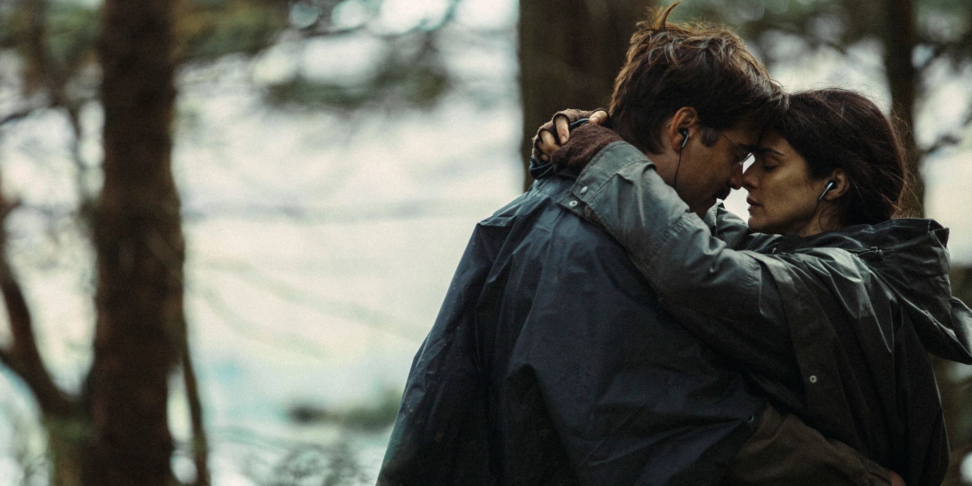 Colin Farrell and Rachel Weisz kissing in The Lobster