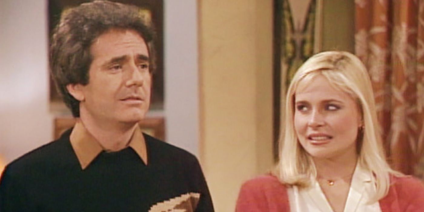 Larry falando, Cindy olhando com desgosto para uma cena da Three's Company.