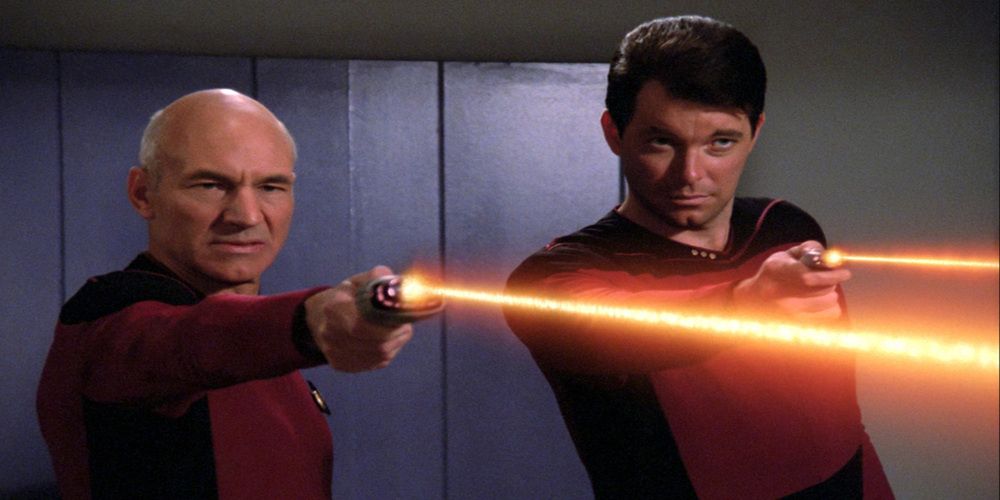 Picard (à esquerda) e Riker disparam raios phaser laranja em um colega da Frota Estelar (Terry O'Quinn, fora da tela) infectado por um parasita alienígena
