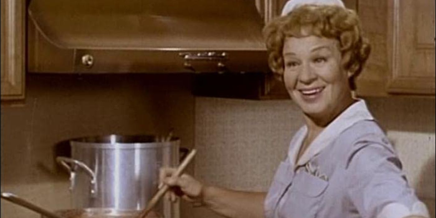 Hazel cocinando salsa de chile