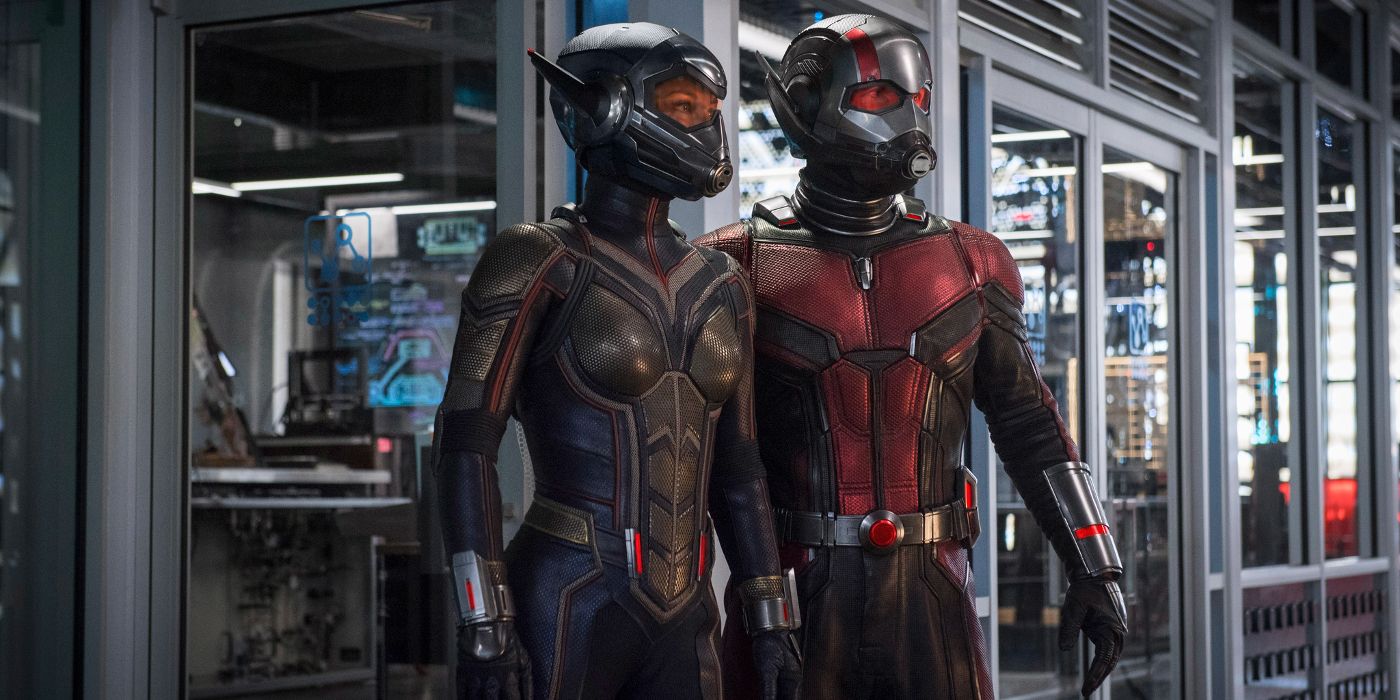 Ant-Man y Wasp se visten en el laboratorio en Ant-Man and the Wasp