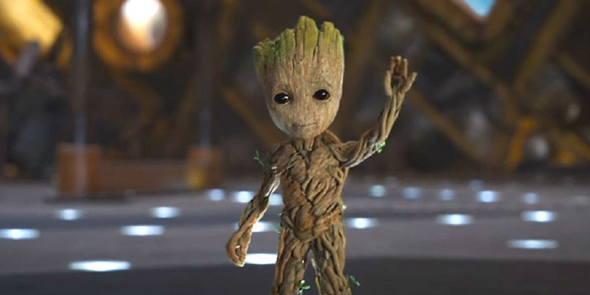 Baby Groot, dublado por Vin Diesel, acena com a mão durante uma cena em Guardiões da Galáxia Vol.  2