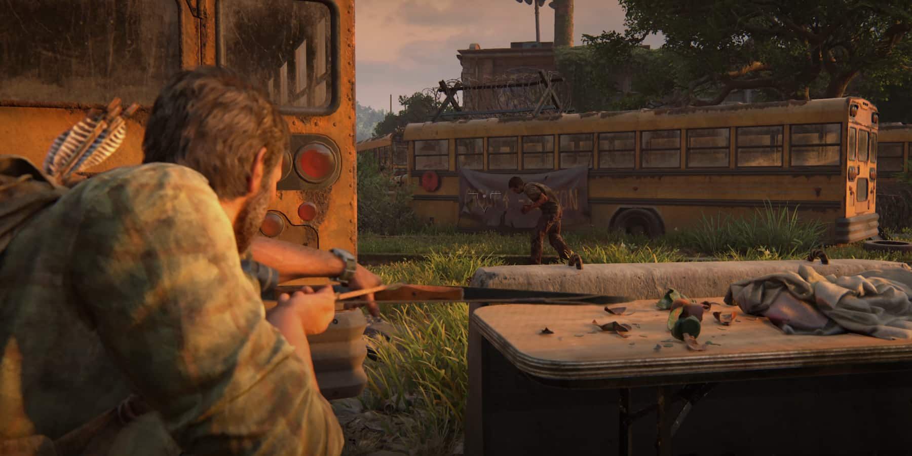 Joel apunta con su arco a un Infected