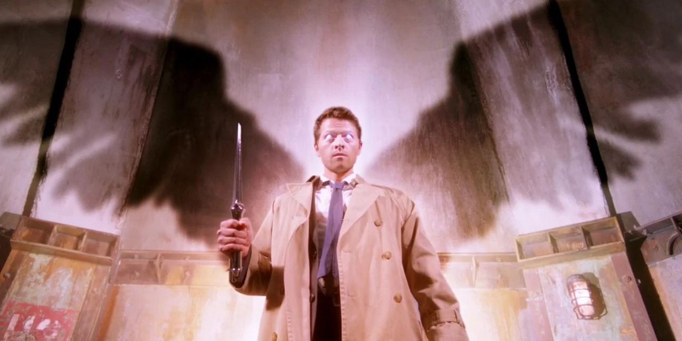 Castiel de Supernatural segurando sua lâmina de anjo e mostrando suas asas