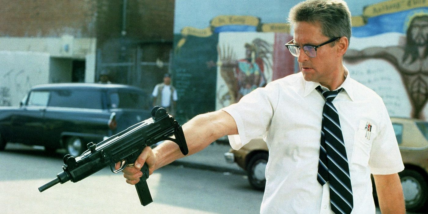 D-Fens (Michael Douglas) apunta con un Uzi en Falling Down