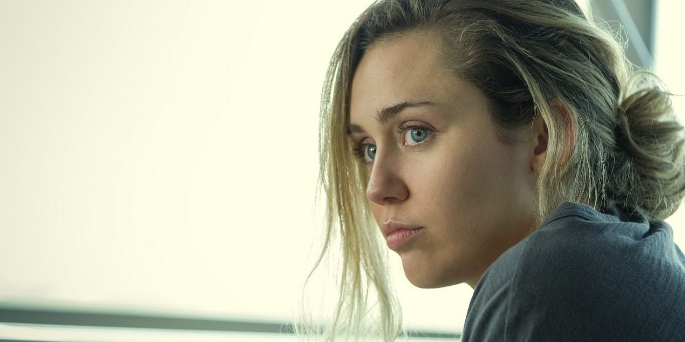 Miley Cyrus com uma expressão preocupada em Black Mirror.