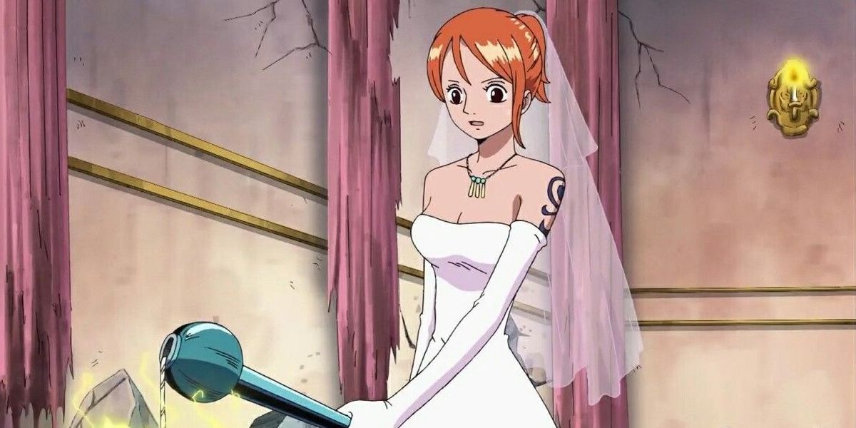 Nami usa um vestido de noiva enquanto segura um pessoal durante o arco de casca de suspense em uma peça