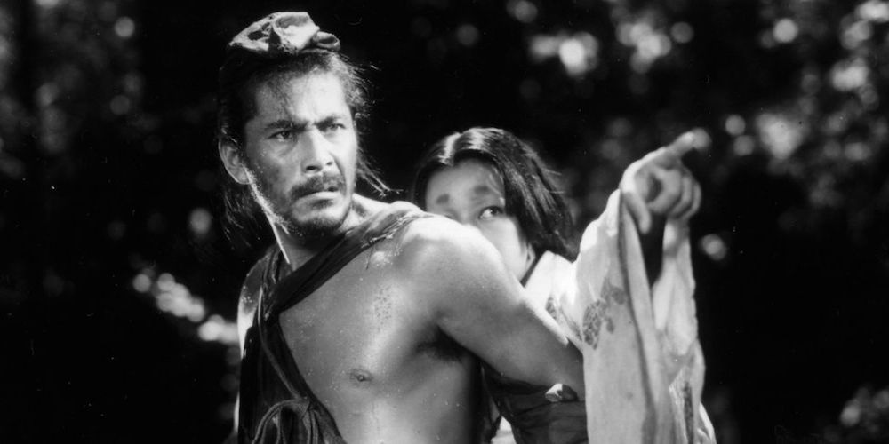 Toshiro Mifune como o Samurai Tajomaru protege Masako Kanazawa em Rashomon.