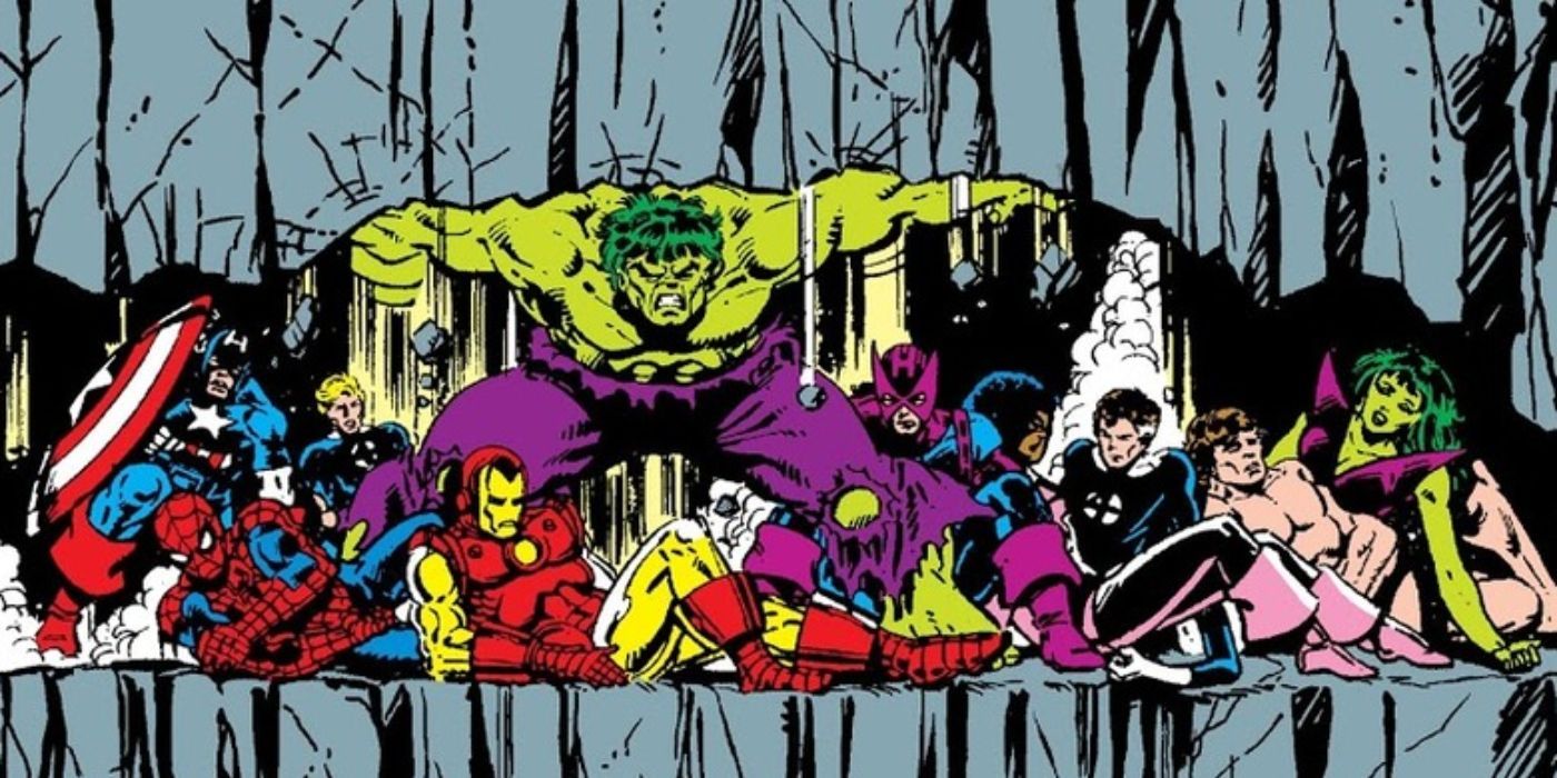 Hulk hold a mountain range in Marvel Comics Secret Wars