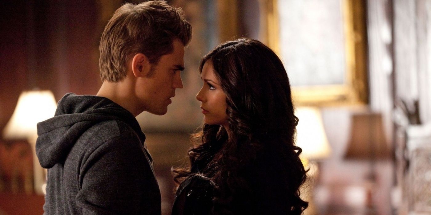 Stefan Salvatore se aproximando de Katherine Pierce em The Vampire Diaries