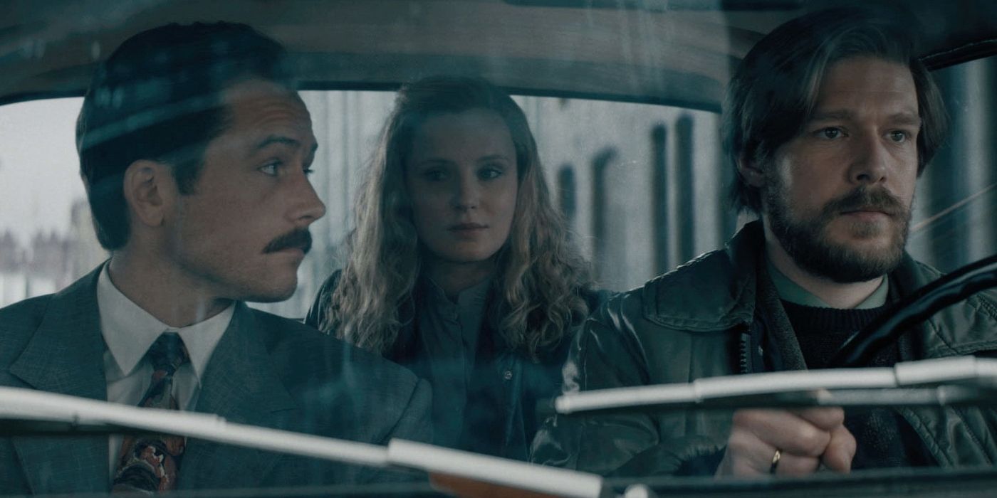 Taron Egerton as Henk Rogers, Sofia Lebedeva as Sasha and Nikita Efremov as Alexey Pajitnov driving in a car in Tetris.