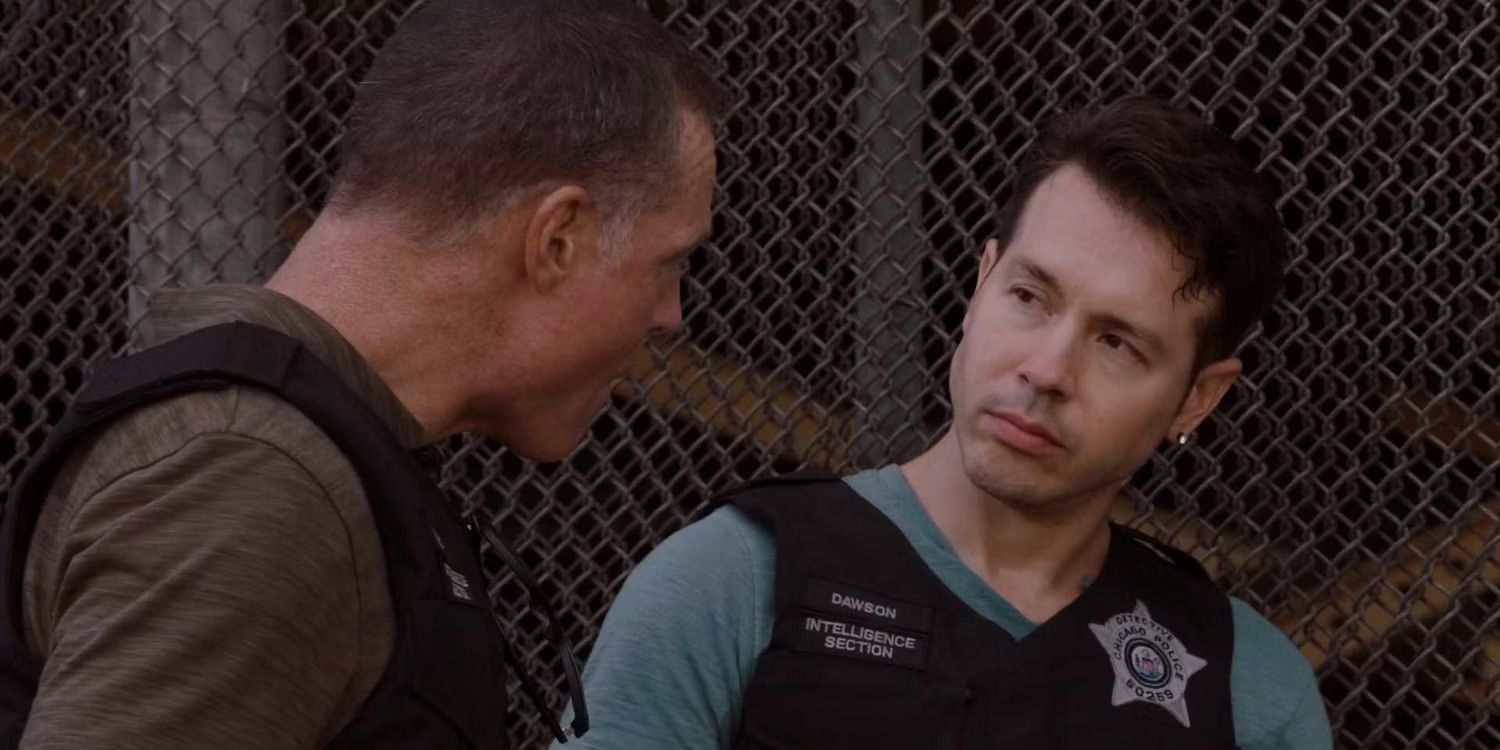 Antonio Dawson olha para Hank Voight em Chicago PD