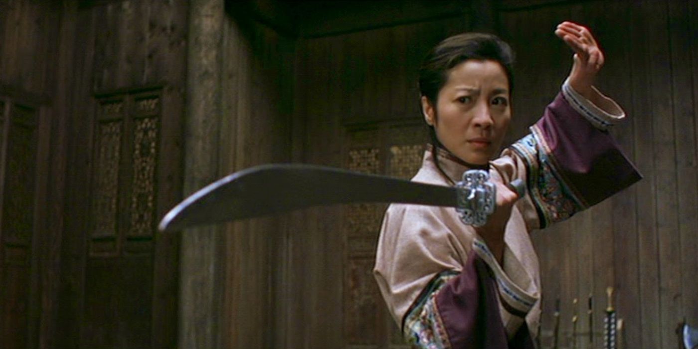 Michelle Yeoh é Yu Shu Lien posando com sua lâmina em Crouching Tiger, Hidden Dragon.