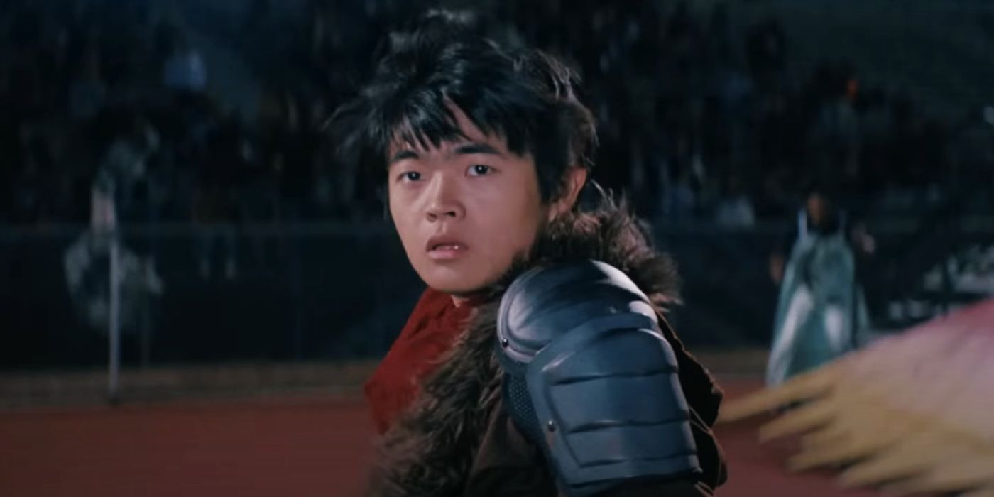 Ben Wang como Jin Wang olha para trás tarde da noite em American Born Chinese.