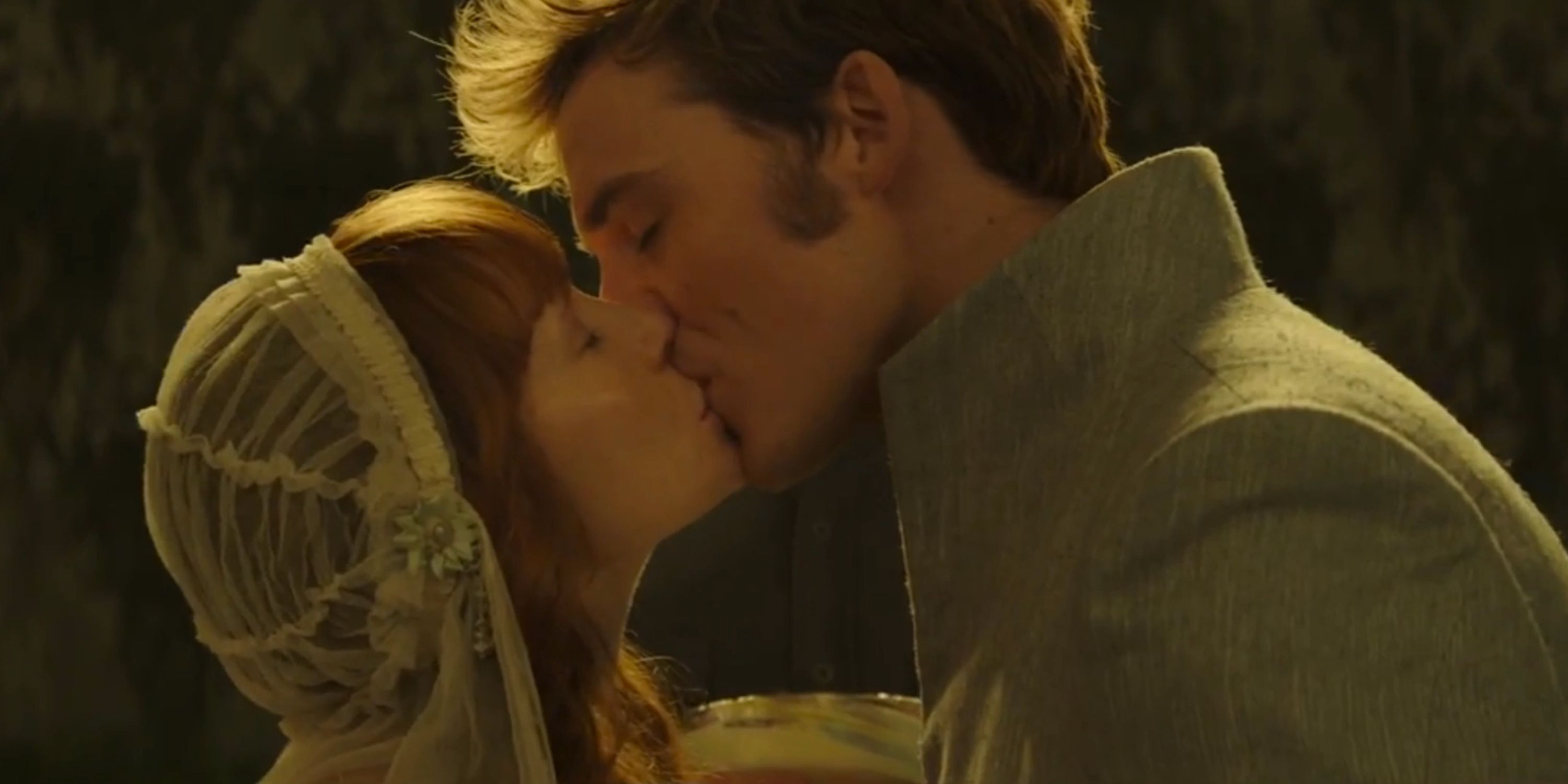 Annie Cresta and Finnick Odair kiss in The Hunger Games: Mockingjay Part 2
