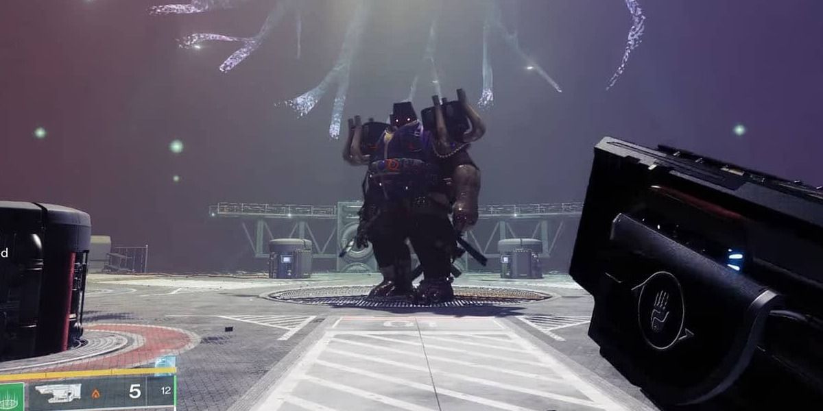 Um Guardião se aproxima da luta final de Calus em Destiny 2: Lightfall