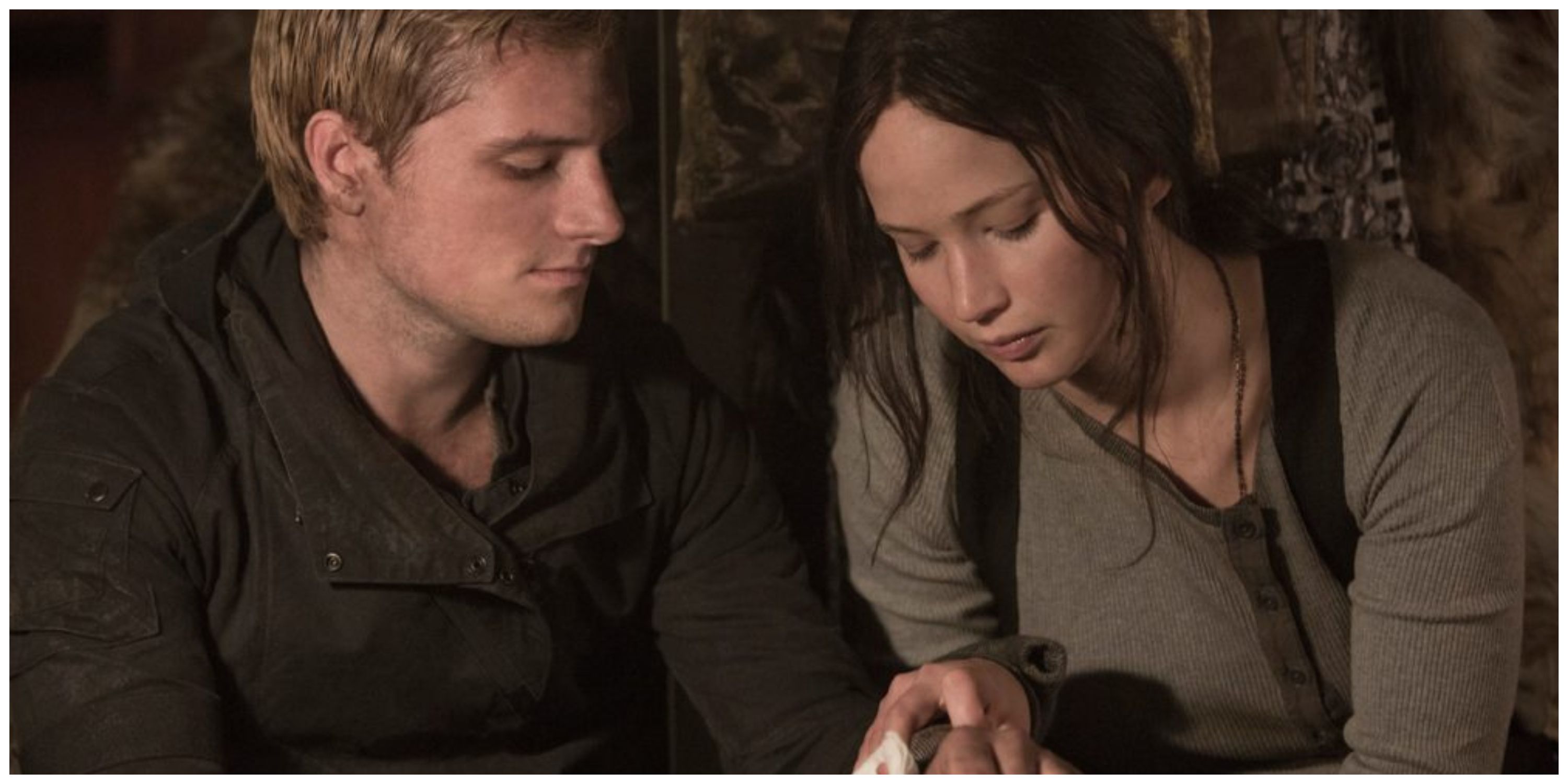 Katniss ayudando a Peeta en Los juegos del hambre: Sinsajo Parte 2.