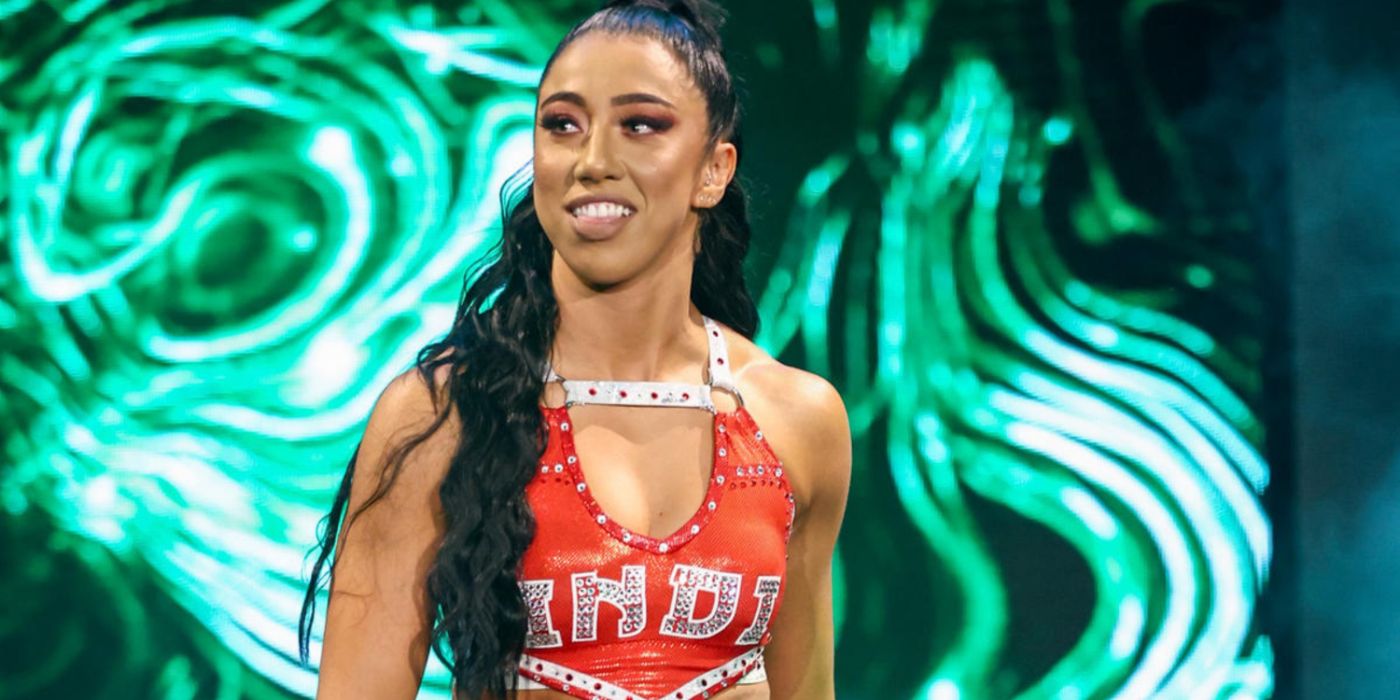 Indi Hartwell caminhando para o WWE Ring