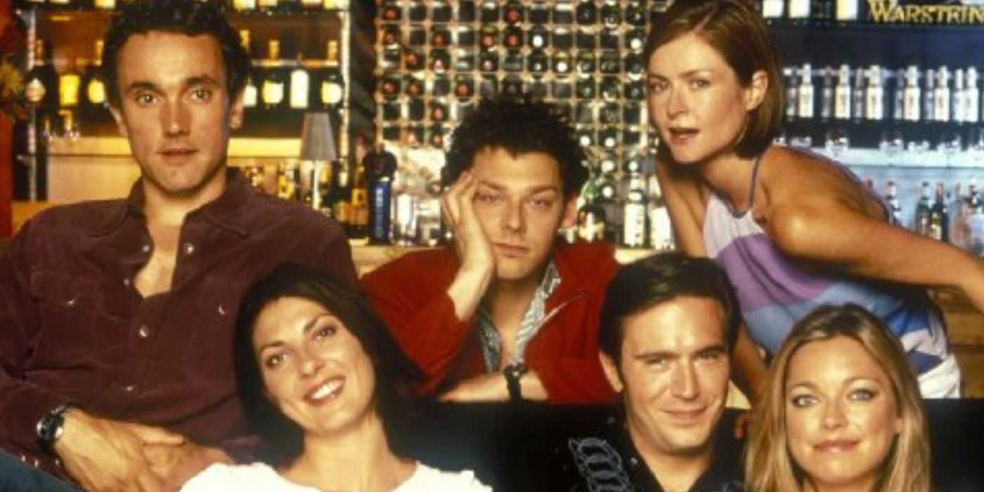 O elenco de Coupling se reuniu em um bar. 