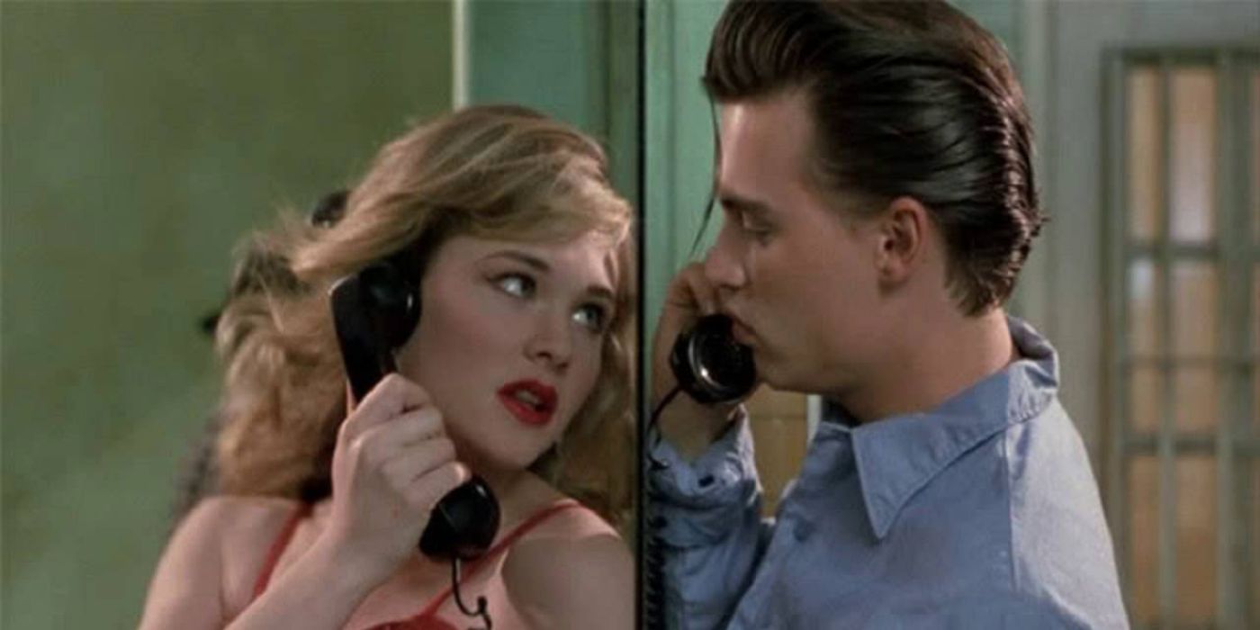 Johnny Depp e Amy Locane ao telefone em Cry-Baby.