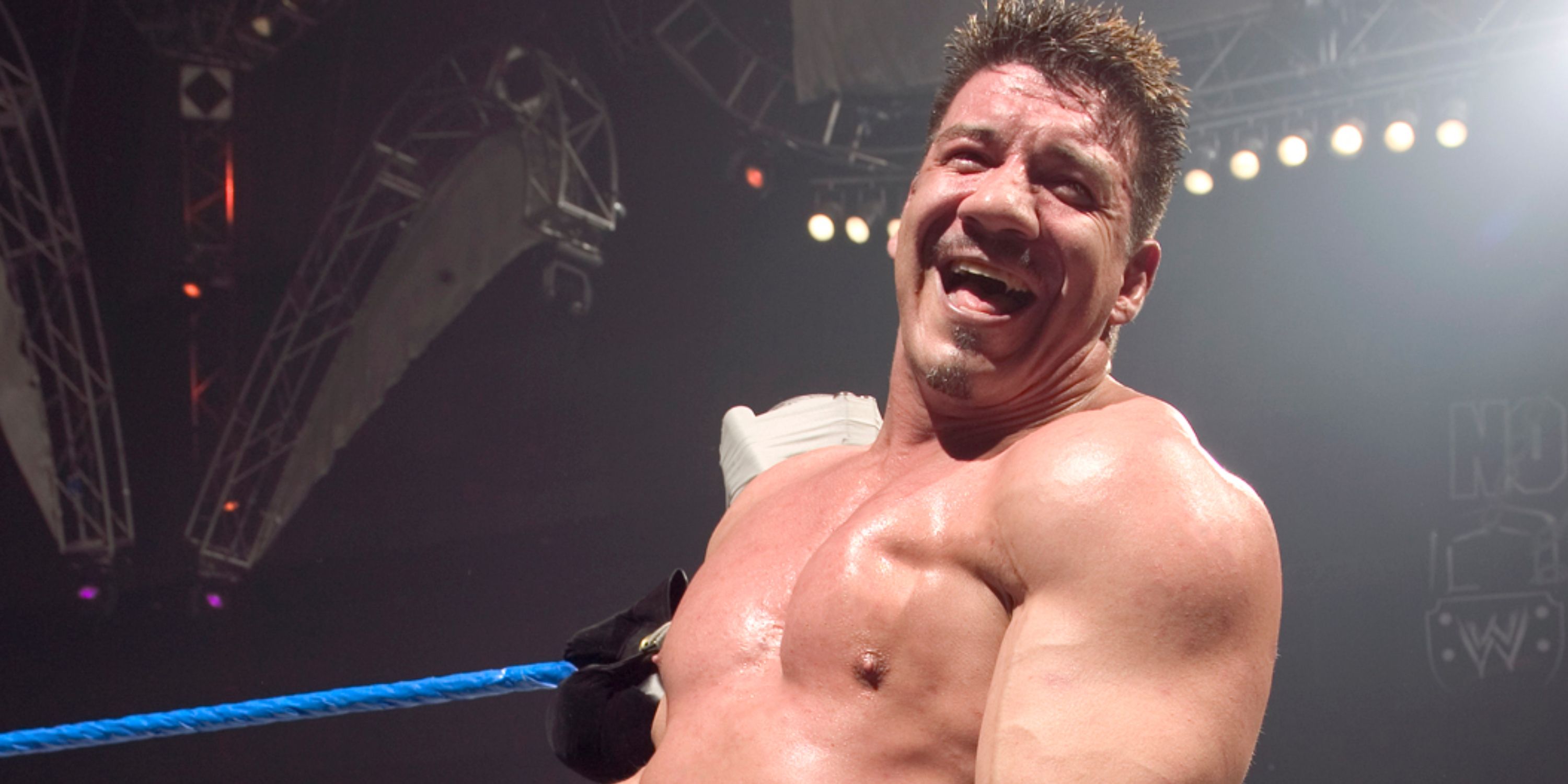 Eddie Guerrero rindo durante uma partida da WWE