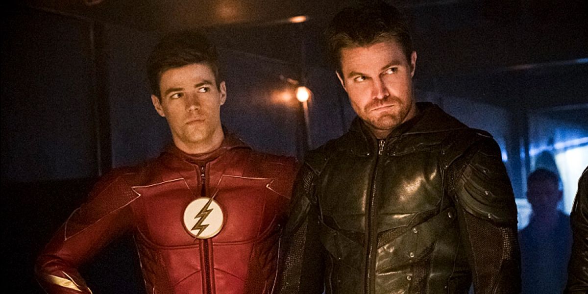 Oliver Queen and Barry Allen listening to a conversation in The Flash