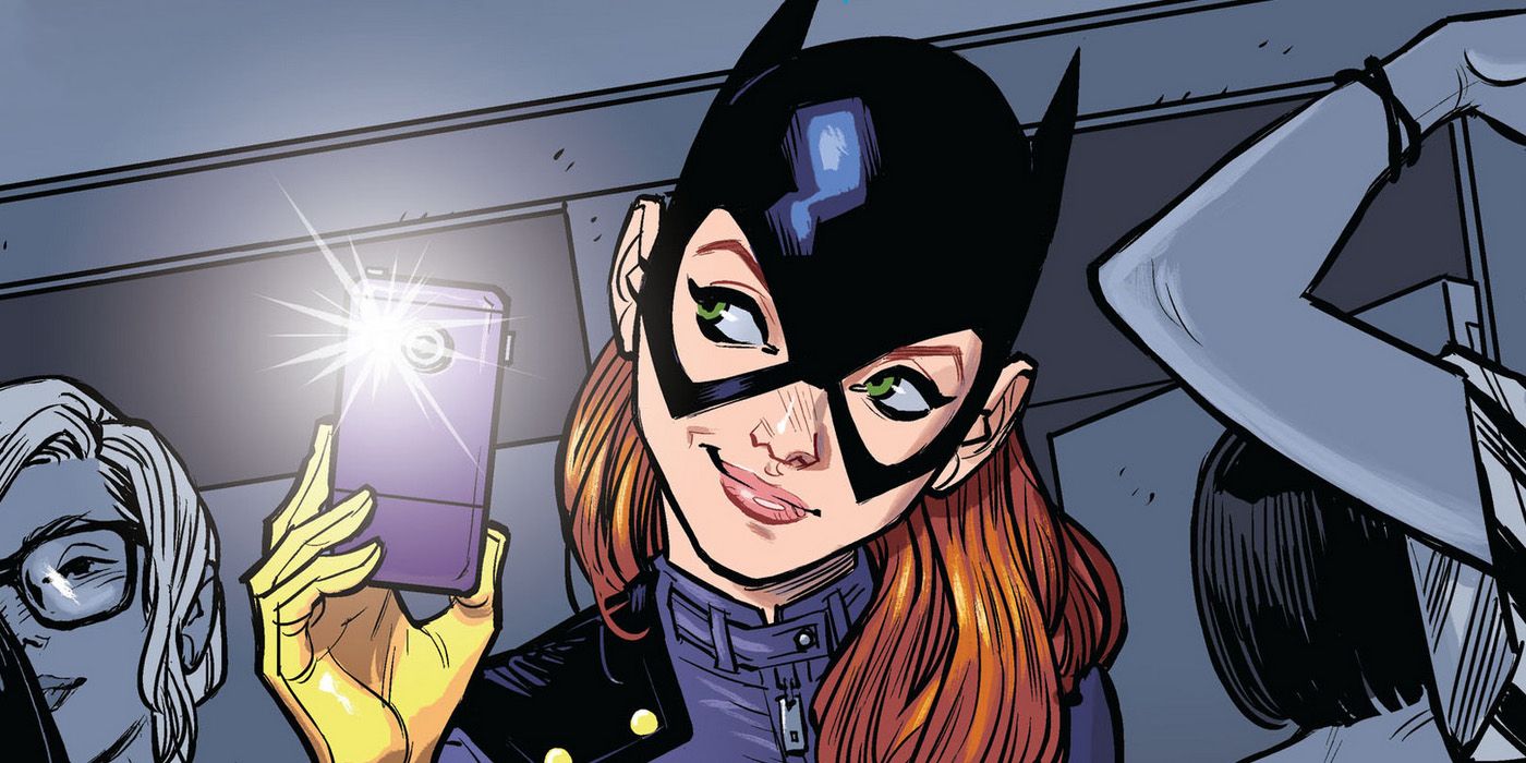 Barbara Gordon tira uma selfie em um lugar lotado. 