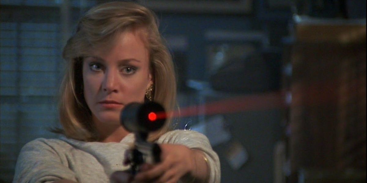 Megan Garris brande uma arma em Sexta-Feira 13 Parte VI: Jason Lives.