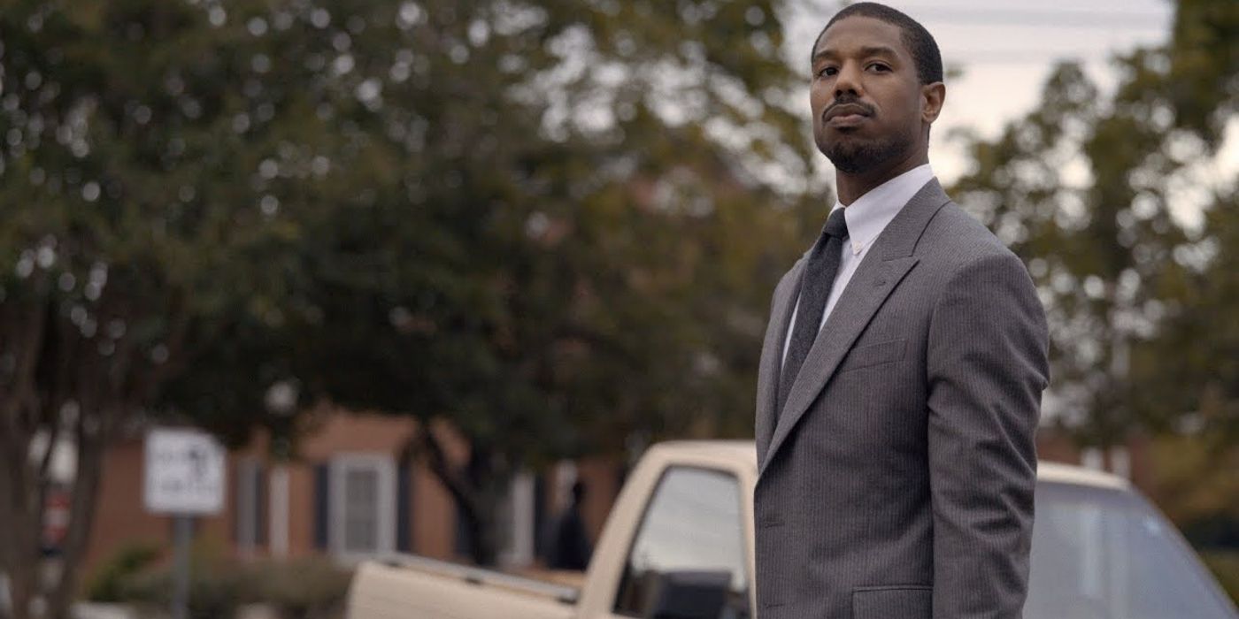 Michael B. Jordan como Bryan em pé na rua em apenas misericórdia