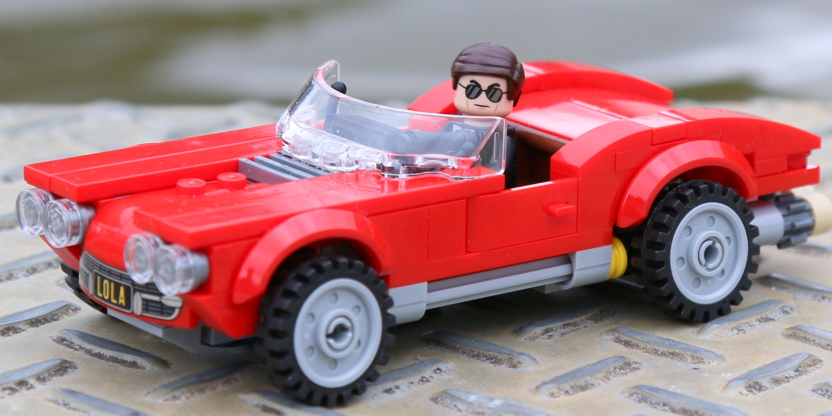 LEGO Coulson dirige seu carro LOLA de Agents Of SHIELD. 