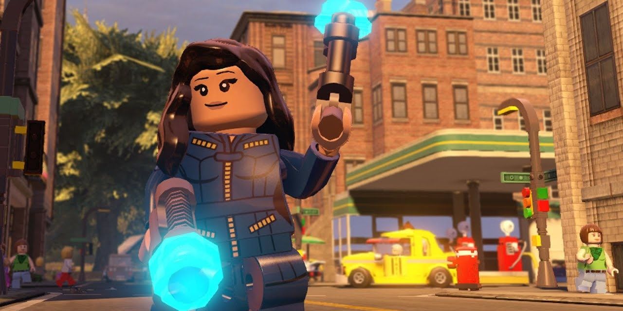 Melinda May, de Agents of Shield, brande suas armas em Nova York em LEGO Avengers.