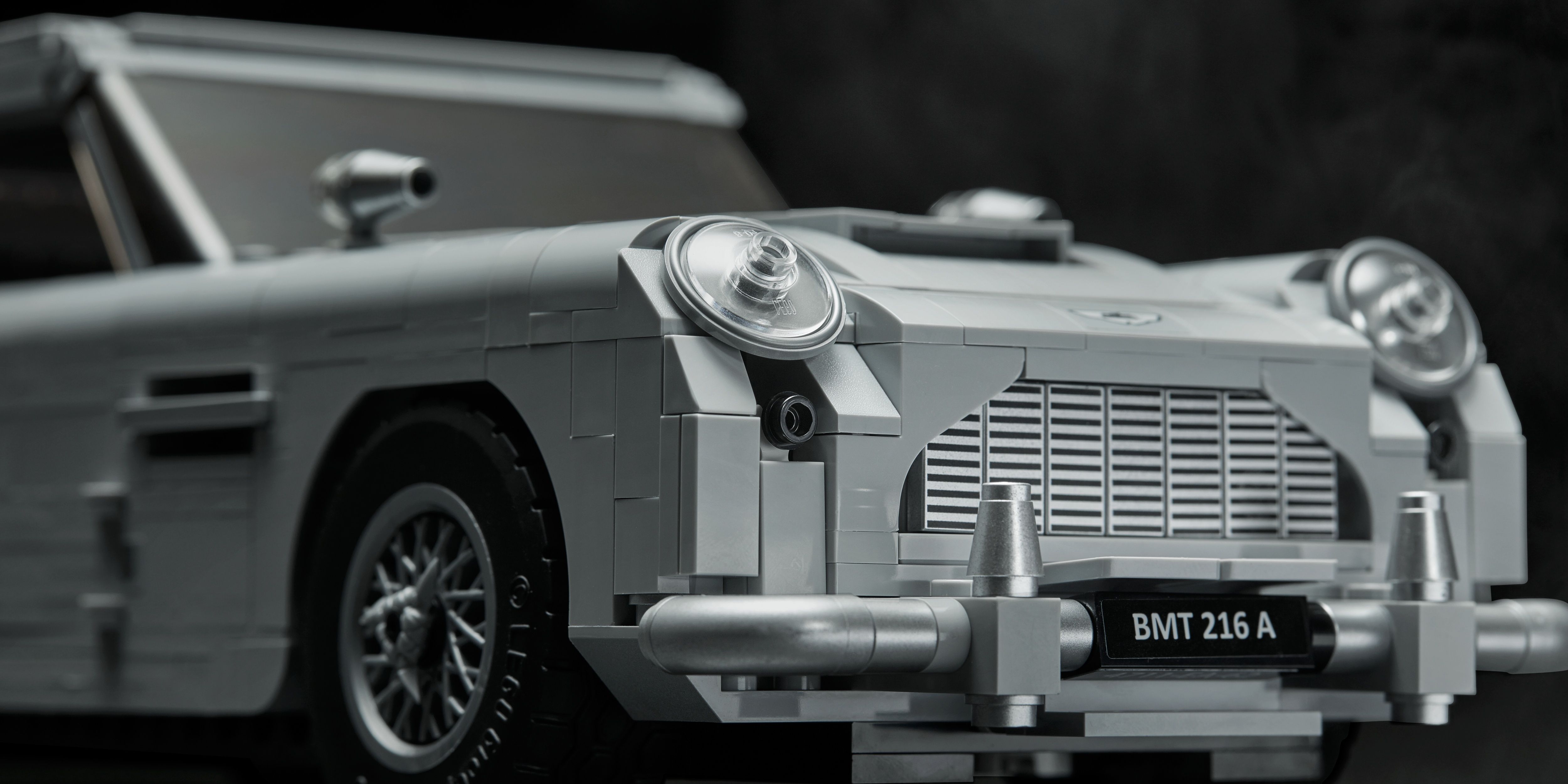 O LEGO Aston Martin DB5 está orgulhosamente em frente a um fundo preto.