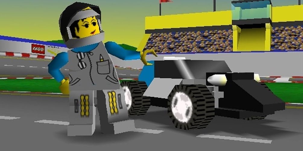 Veronica Voltage fica orgulhosamente ao lado de seu carro em LEGO Racers.