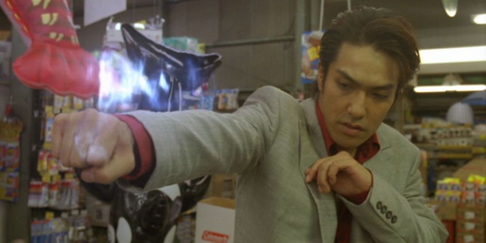 Um soco superpoderoso é desferido em Like A Dragon, de Takashi Miike.