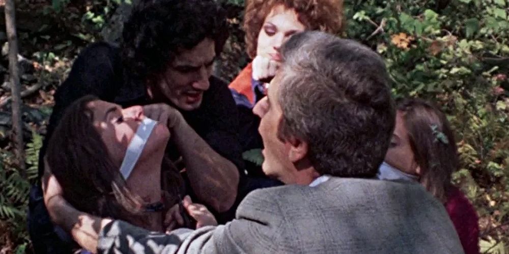 Husband is surrounded by the gang in the last house on the left (1972)