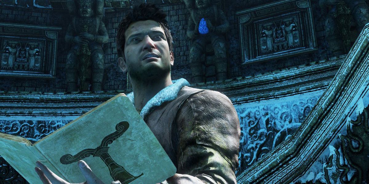 Nathan Drake consulta seu diário em busca de respostas para um quebra-cabeça em Uncharted 2: Among Thieves